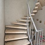 Höhenunterschied über spiralförmige Treppe mit Metallgeländer.