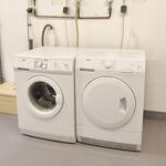 Waschmaschine und Trockner in einer Waschküche