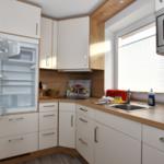 Küche mit Kühlschrank, Spüle und Mikrowelle