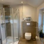 Bad mit Dusche, WC und Fenster mit Pflanze