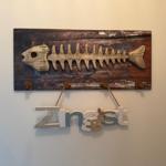 Wanddekoration mit Fischskelett und dem Schriftzug Zingst