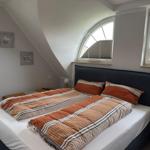 Schlafzimmer mit Boxspringbett