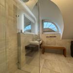 Badezimmer mit ebenerdiger Dusche