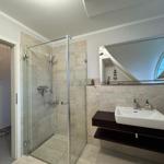 Badezimmer mit ebenerdiger Dusche