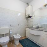 Badezimmer mit Toilette, Bidet, Waschbecken und Heizkörper