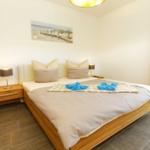 Schlafzimmer mit Doppelbett