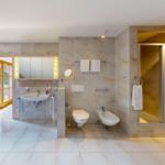 Bad mit Dusche, Waschbecken, WC und Bidet. Tür führt auf Balkon.