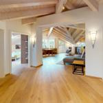 Wohnung mit Holzboden und Sicht auf Wohn- und Essbereich.