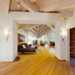 Wohnung mit Holzboden und Sicht auf Schlafzimmer und Essbereich