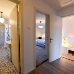 Durchgang zu Schlafzimmer und Bad mit Dusche und Badewanne.