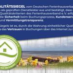Strand mit gelben Strandkörben und Qualitätsiegel des Deutschen Ferienhausverbandes.