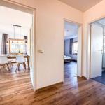 Haus mit Esszimmer, Schlafzimmer und Bad. Holzboden und weiße Wände.