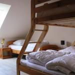 Familienzimmer oben
1 Doppelbett / 2 Einzelbetten