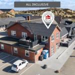 Ferienhaus mit Terrasse, Parkplatz und Meerblick in Hvide Sande.