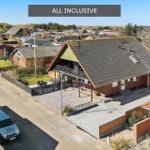 Haus mit Terrasse und Garten. Blick auf Wohngebiet und Dünen.