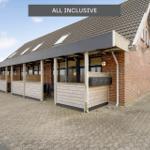 Ferienhaus mit Terrasse, Holzverkleidung und Dachfenstern. All inclusive.