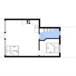 Wohnung mit Schlafzimmer, Küche und Bad. Sovesofa im Wohnbereich.