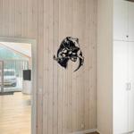 Schlafzimmer mit Holzwand, Wanddekoration und weißen Schränken.