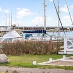 Hafen mit Booten und Blick aufs Meer