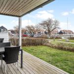 Terrasse mit Tisch und Stühlen. Blick auf Marina Park und Hafen.