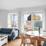 Wohn- und Essbereich mit Sofa, Esstisch und Fensterblick.