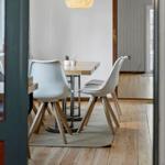 Essbereich mit Tisch, Stühlen und Hängelampe.