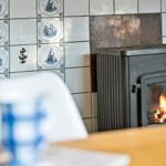 Wohnzimmer mit Kachelwand und Kaminofen