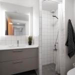 Badezimmer mit Dusche, Waschbecken und Toilette.