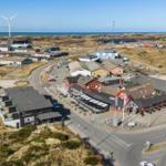 Aerielansicht von Häusern, Häfen und Windrädern an der Küste
