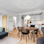 Wohn- und Essbereich mit Küchenzeile und Sofa.