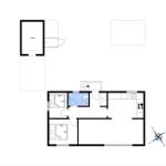 Dieses Haus hat zwei Schlafzimmer, eine Küche und ein Badezimmer.