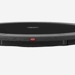 Runder Trampolin mit schwarzer Matte und Umrandung.