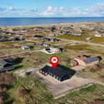 Modernes Haus mit Solaranlage an Strandlage mit Blick aufs Meer.