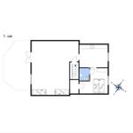 Erdgeschoss mit Küche, Bad und Schlafzimmer. Treppenhaus zur oberen Etage.