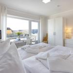 Schlafzimmer mit Blick auf Balkon und Fernseher