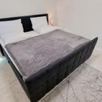 Doppelbett Schlafzimmer 2...