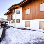 Wohnhaus mit Holzfassade und Schneebedeckter Straße