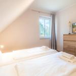 Zimmer mit Doppelbett, Fenster und Fernseher auf Schrank