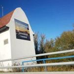 Weißer Turm mit rotem Dach und Werbeplakat für Usedom
