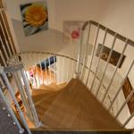 Hölzerner Wendeltreppe mit weißen Geländern und Wandbildern