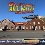 Ferienwohnung neben einem Haus mit Zeitmaschine und Hill Valley Schild.
