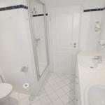 Badezimmer mit Dusche, Toilette und Waschbecken