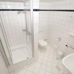 Badezimmer mit Dusche, Toilette und Waschbecken