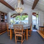 Esszimmer mit Tisch, Stühlen und Blick auf Wasser