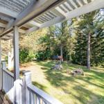 Terrasse mit Blick auf einen Wald und einen Grillplatz.