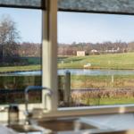 Küchenfenster mit Blick auf Fluss und Wiesen