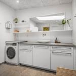 Wohnung mit Waschmaschine, Waschtisch und Spiegelschrank