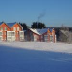 Die modernen Apartment-Häuser von außen. Die Wohnungen werden nur zum Teil an Feriengäste vermietet und haben unterschiedliche Eigentümer.