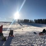 Schlittenfahren im Winter vor der Tür