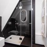 Badezimmer mit Dusche, Waschbecken und Heizkörper